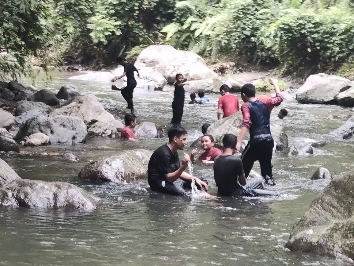 Siswa SMP mengikuti sesi kebersamaan saat rihlah