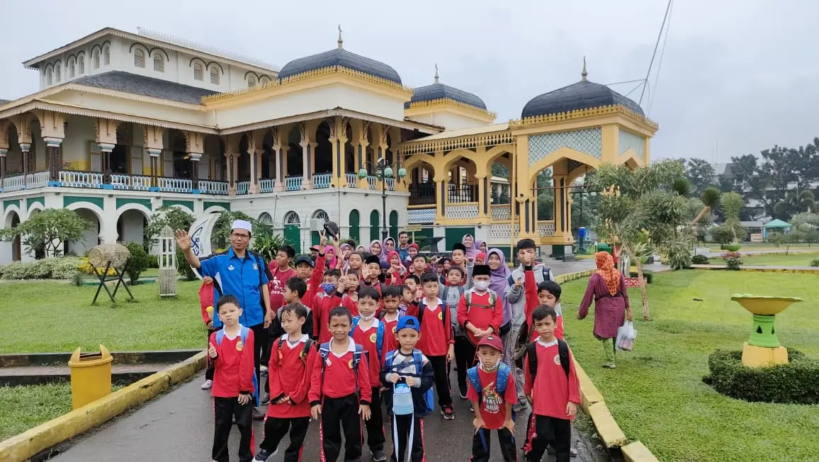 kegiatan fieldtrip edukatif siswa sekolah Islam Medan